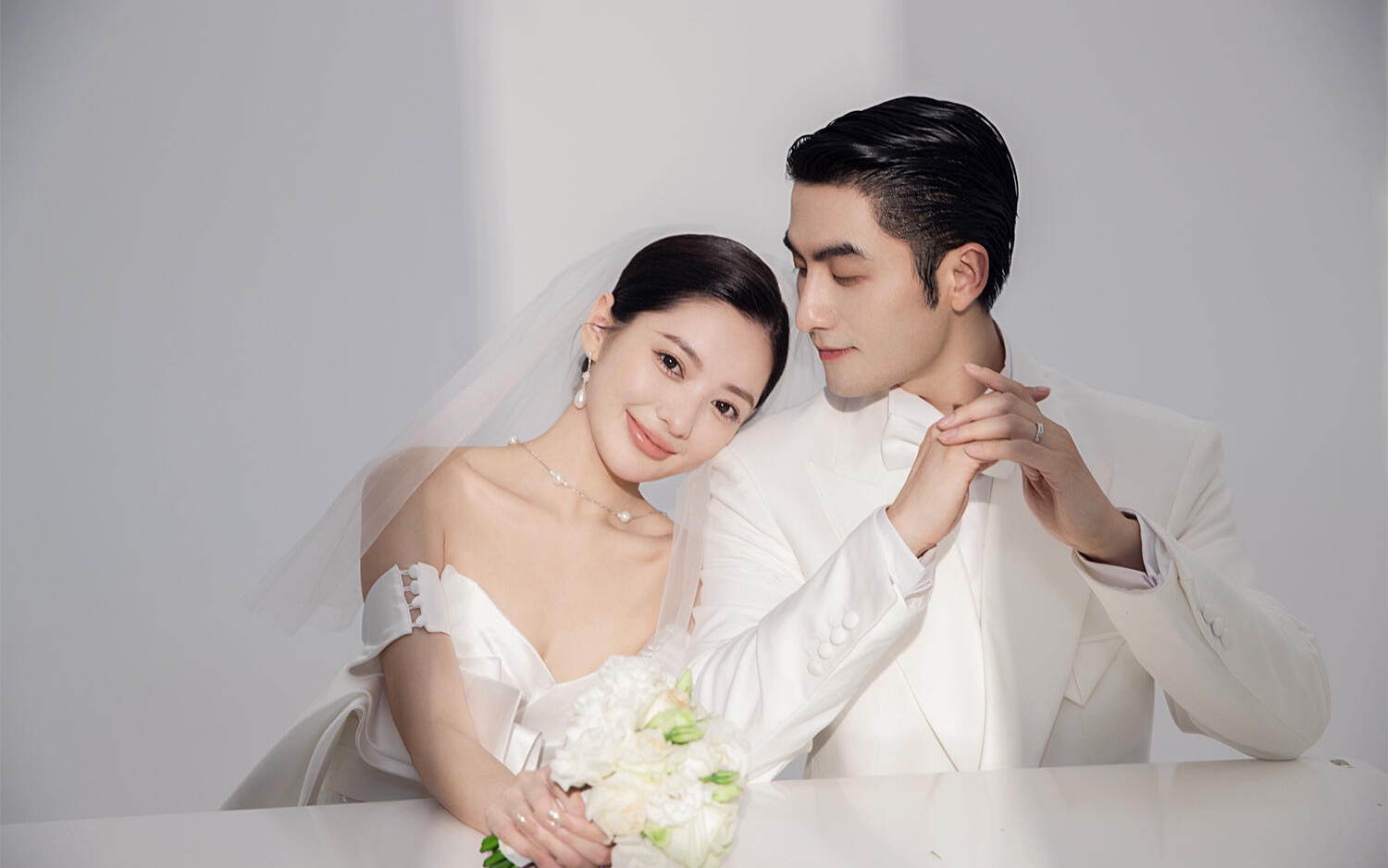 简约干净高级感，百看不厌的室内极简婚纱照