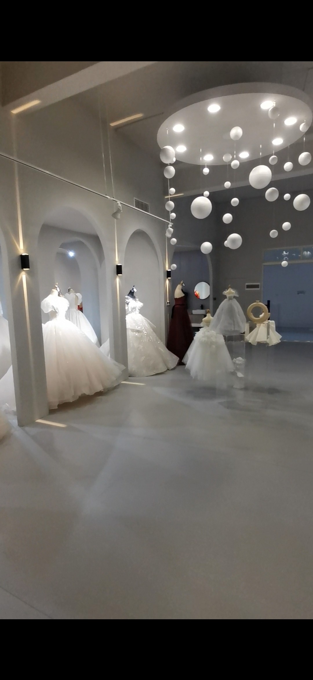莱州倾国倾城婚纱设计师品牌集合店