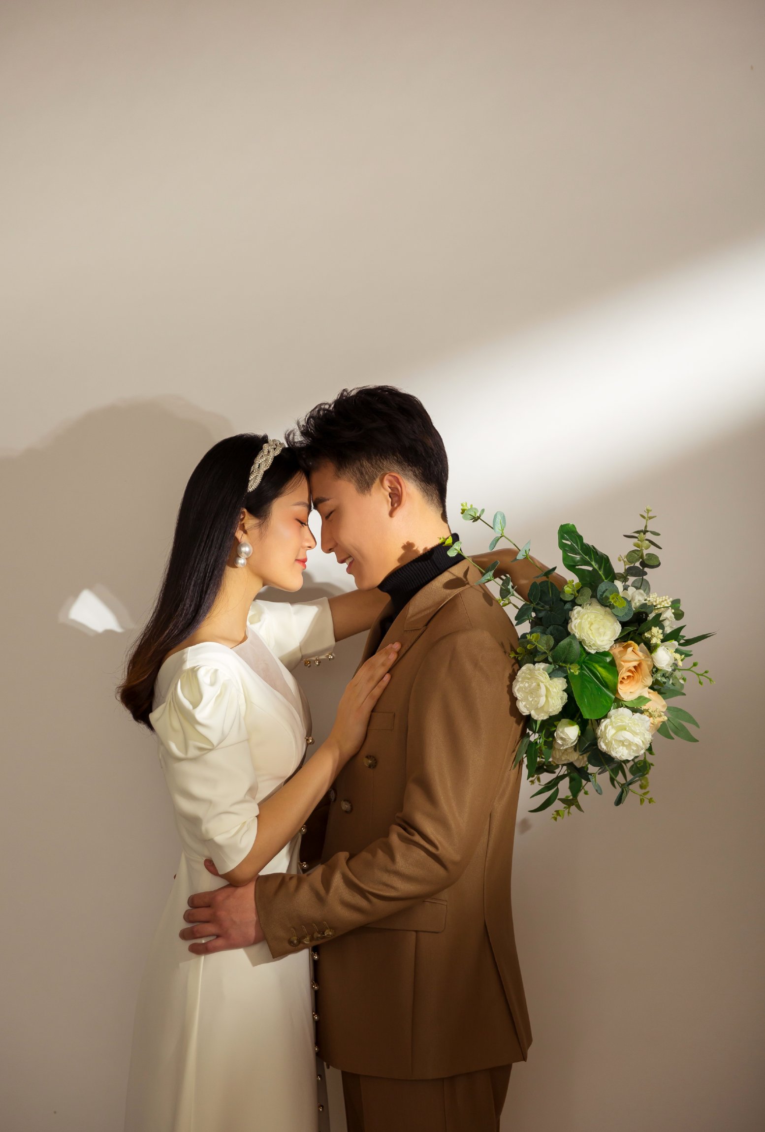 现代室内光影婚纱，梦幻闪耀