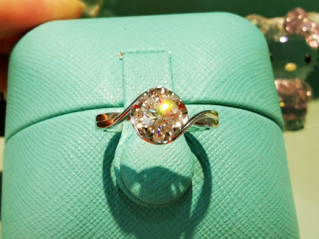 花嫁绽放显钻款式戒壁柔美