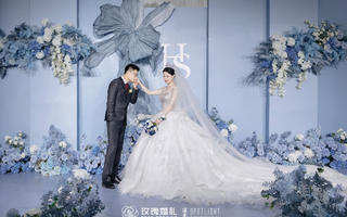 棚房搭建里的韩式蓝色大吊顶水晶灯婚礼
