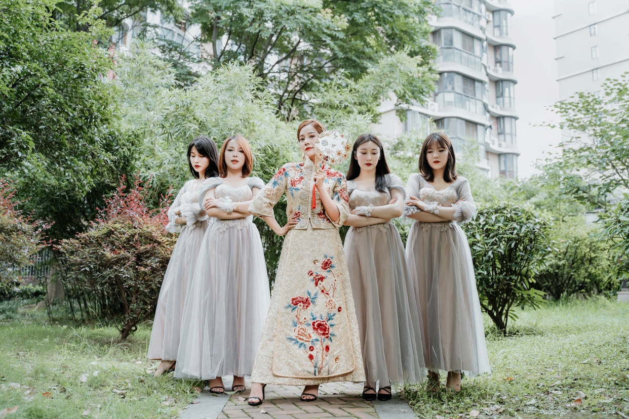 大婚当天从头美到脚，金色马来褂太惊艳