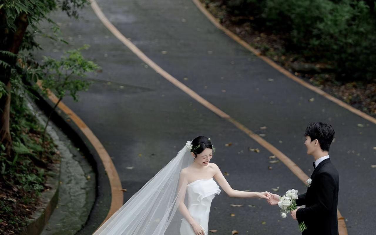氛围感公路森系婚纱照