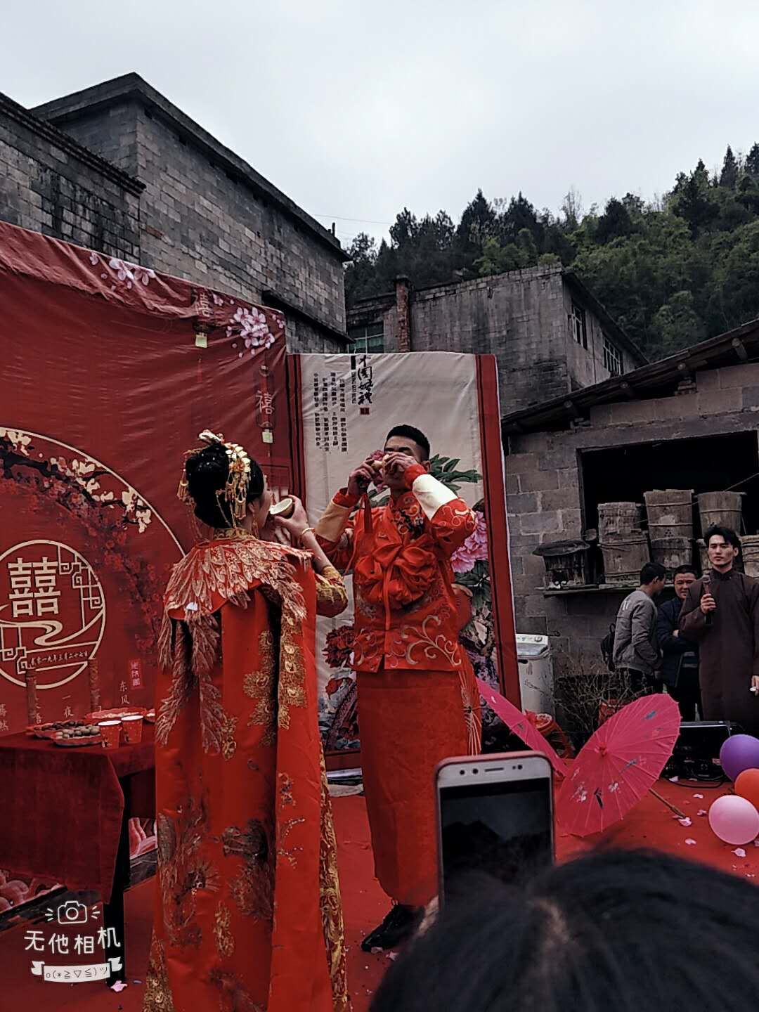 幸福传递。秀禾服。霞披，秀禾扇，秀禾鞋。