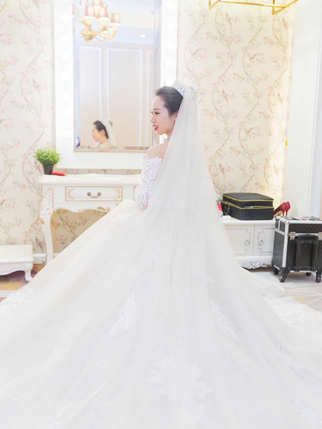 【优·妮可专享】婚纱礼服八件套+全程跟妆+婚甲