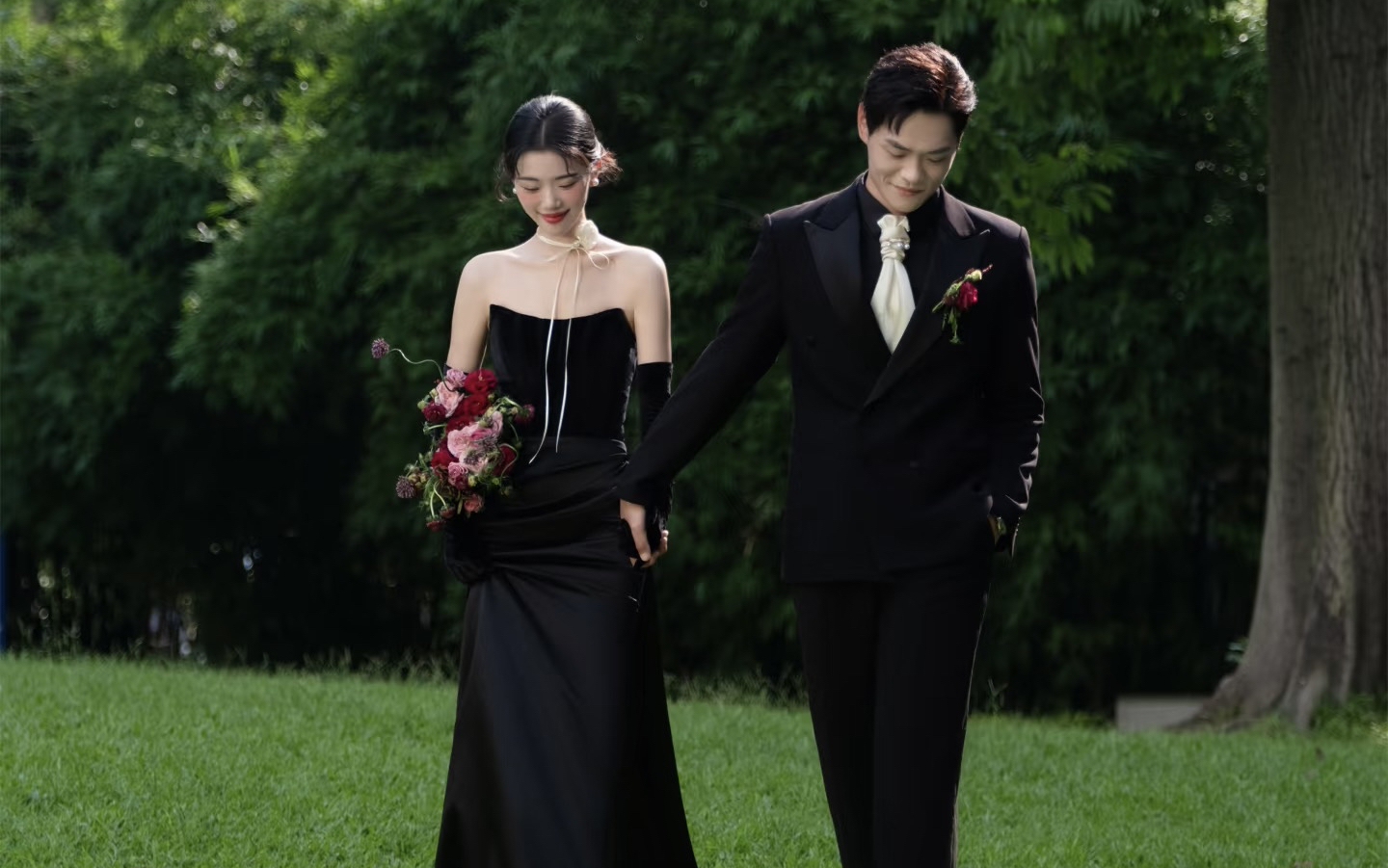 森系草坪赫本风婚纱照