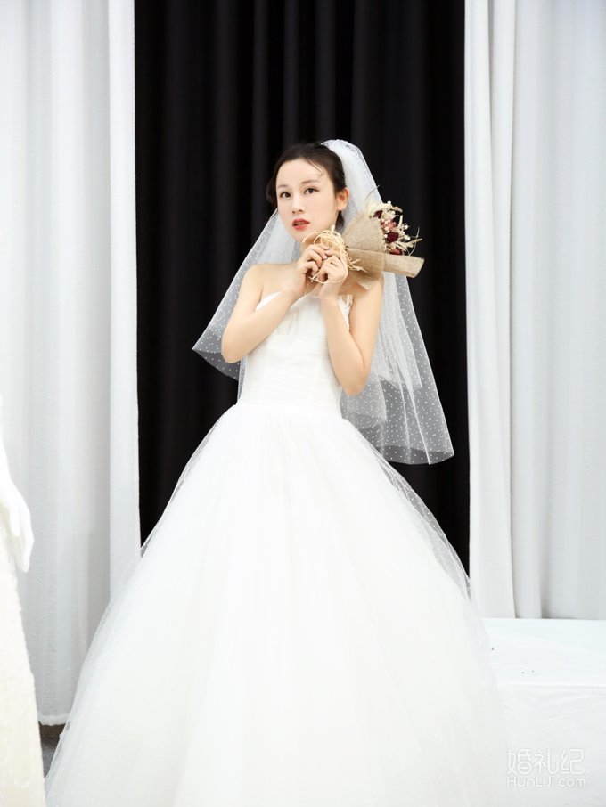 #试纱look#试完婚纱想结第二次婚了[大笑]