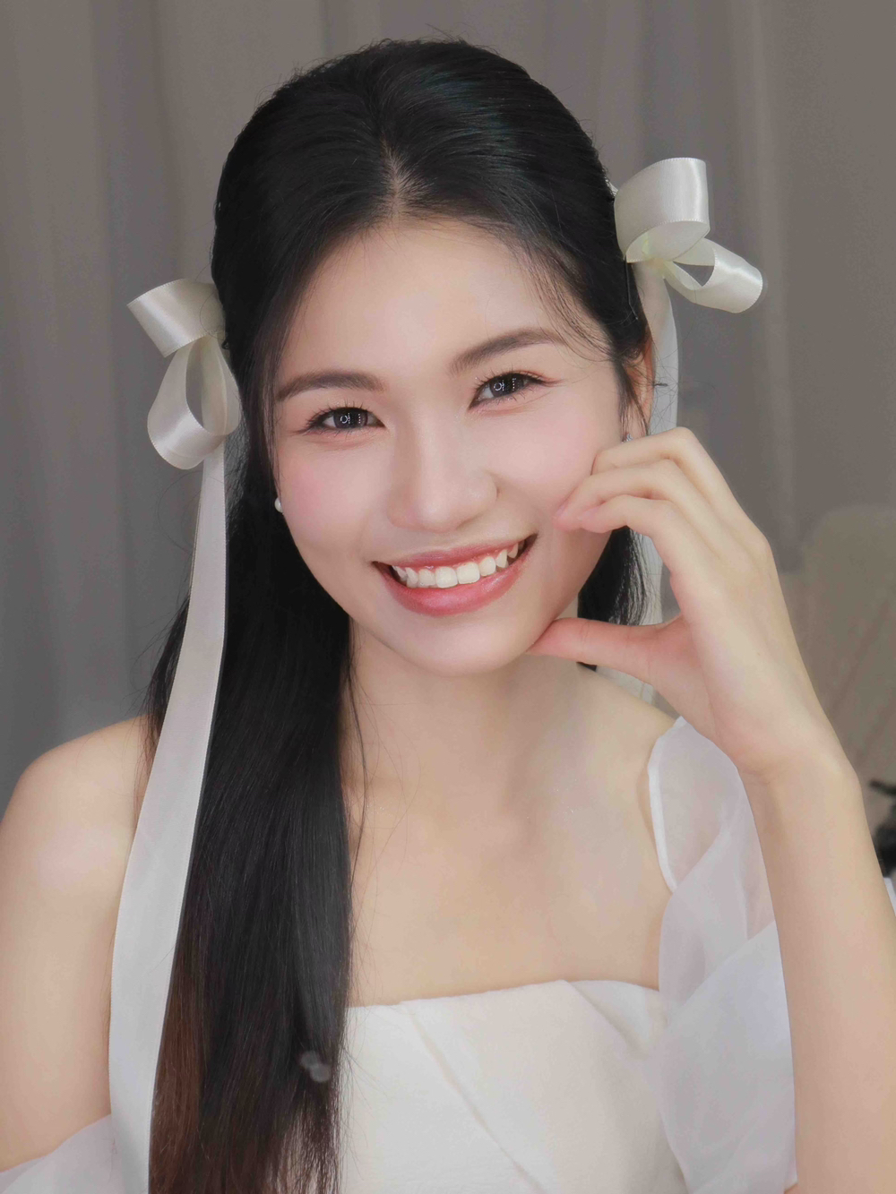 白开水妆容 ，气质半披发，蝴蝶结🎀