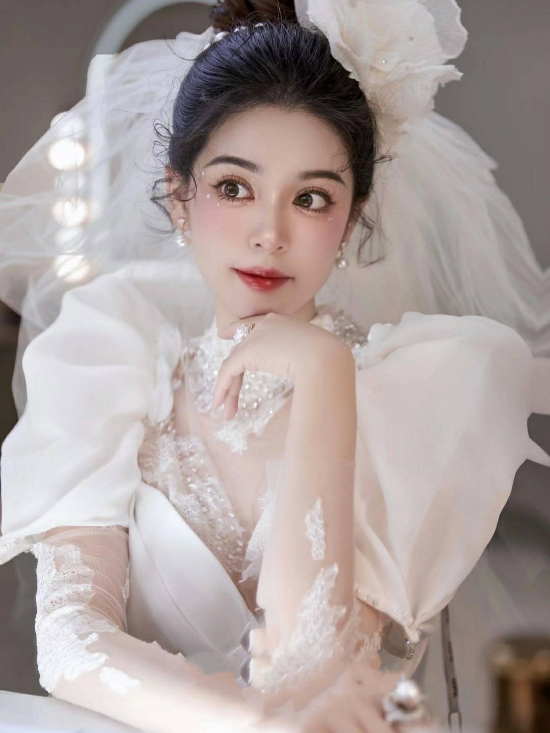
干净又高级的新娘妆👄
清透细腻的妆感
搭配简