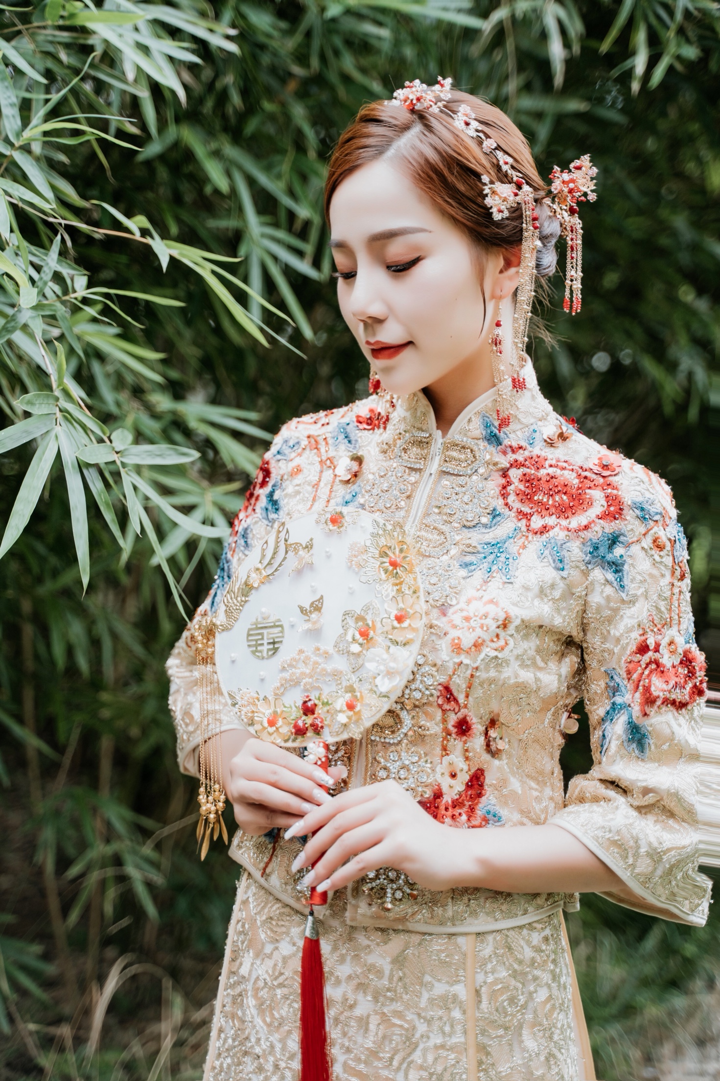 大婚当天从头美到脚，金色马来褂太惊艳