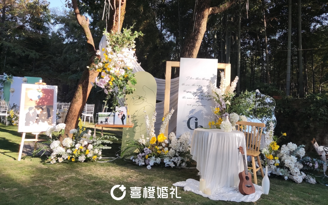 尋一片草地，去完成一場(chǎng)愛的儀式，乘著秋日溫柔的風(fēng)