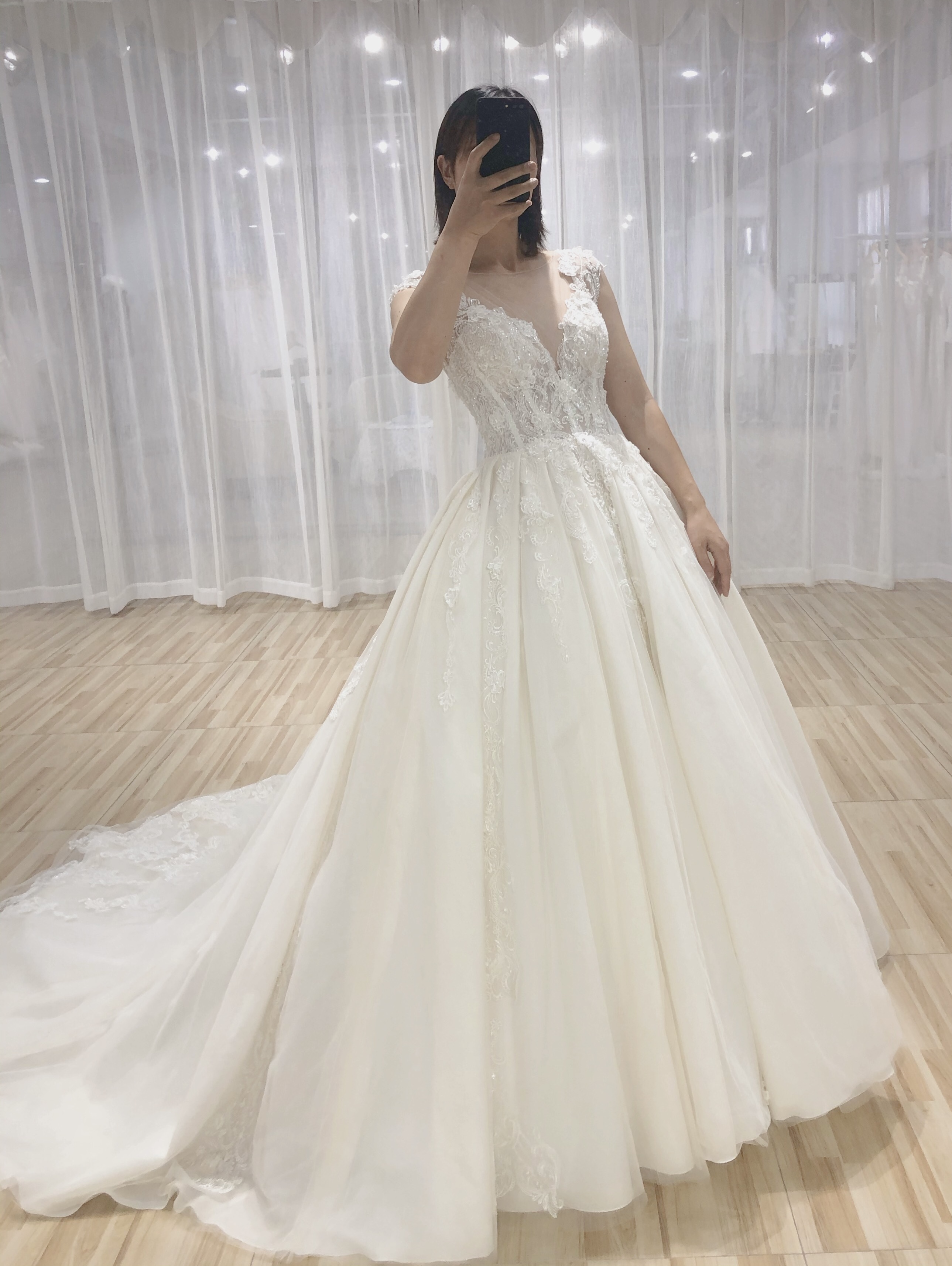 DIVINE缔婉婚纱设计师款大拖尾婚纱