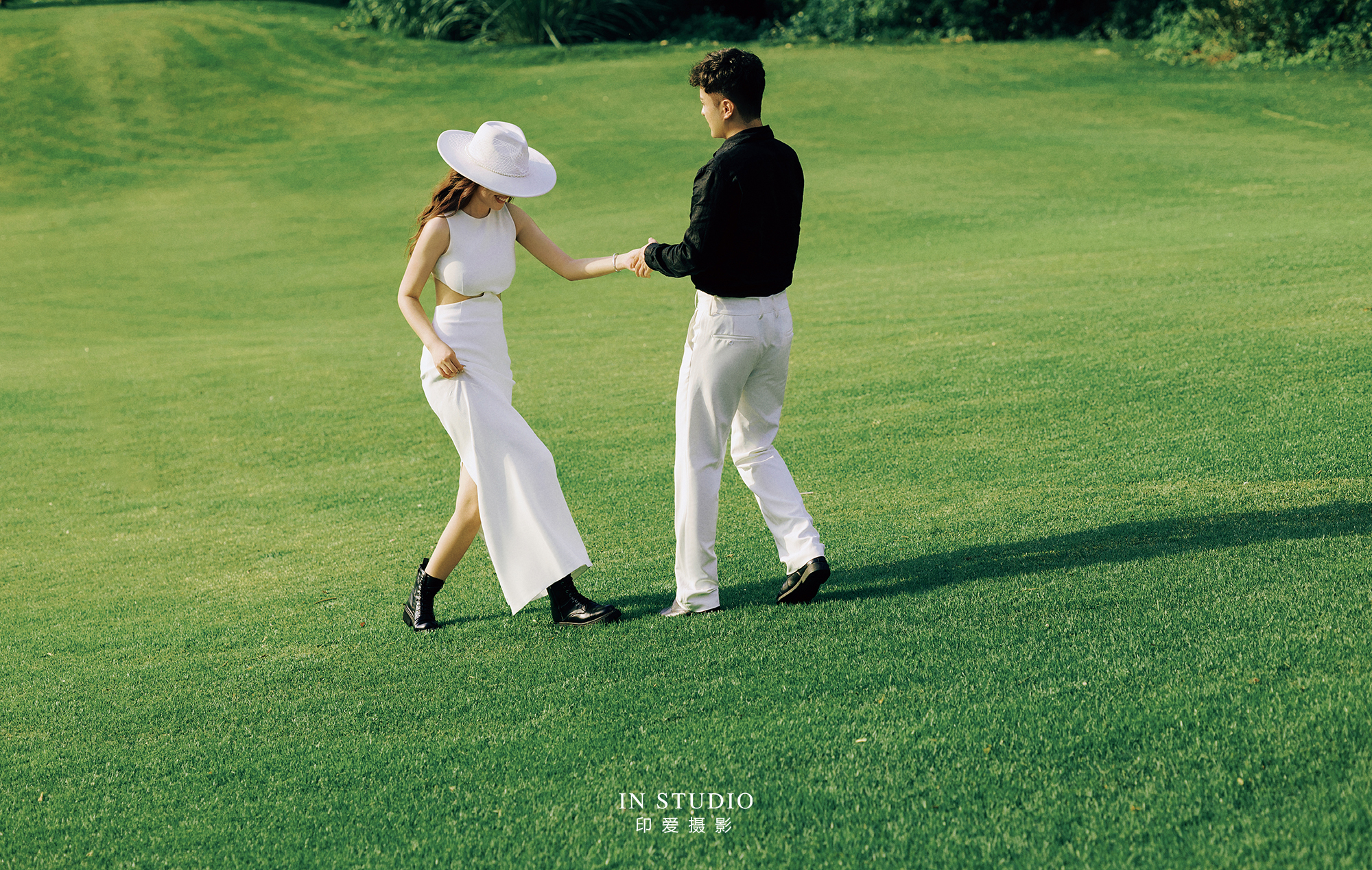 全网都在找的胶片风草坪婚纱照