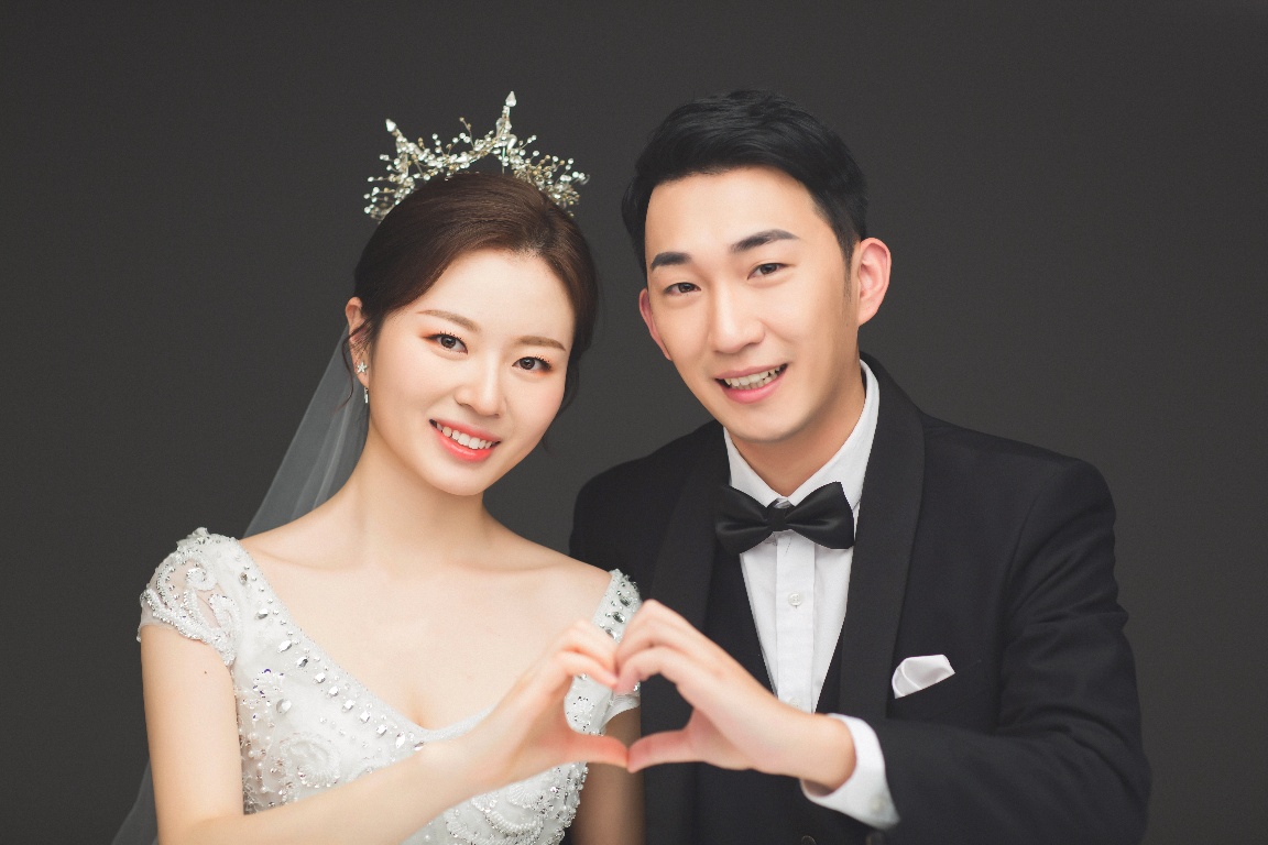 愿上帝祝福两个宝贝：婚姻美满！家庭和睦！幸福安康！哈利路亚！