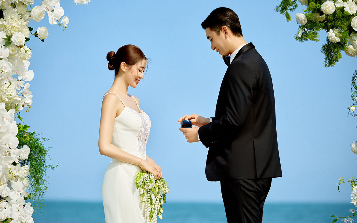 宝子们，这组海边婚纱照也太自由浪漫啦！ 