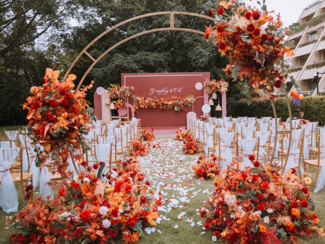 爱意满满的户外红色草坪婚礼