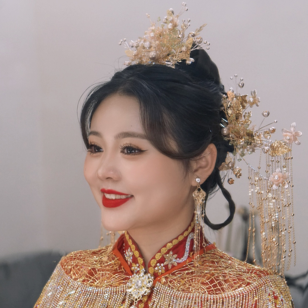 新娘试妆，小姐姐特别满意