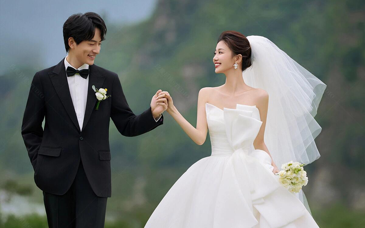 把森系草坪婚紗照拍成了電影｜太高級了