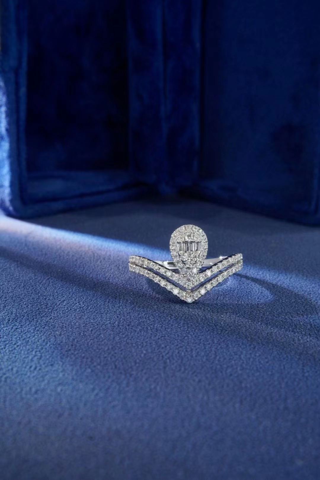 为爱加冕温婉可人的水滴双层戒