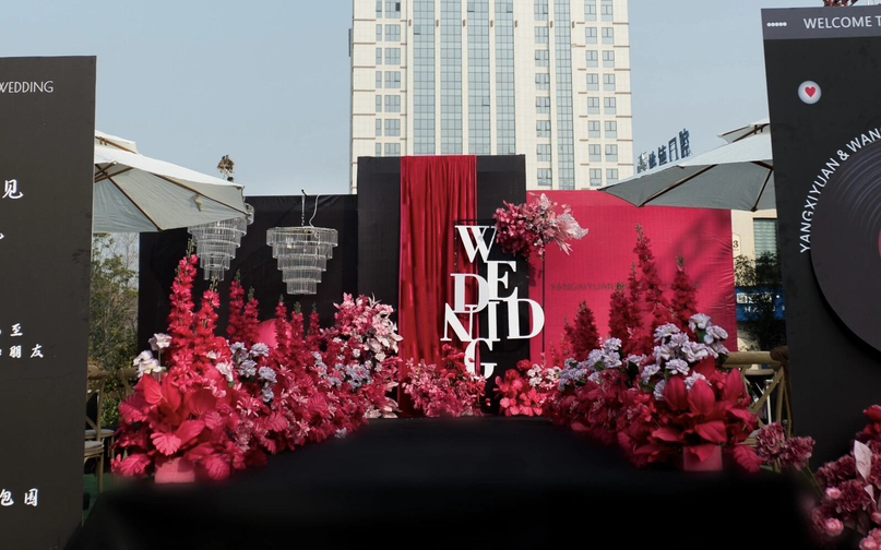 【婚礼见】小预算玫红色与黑红色搭配出沉浸式婚礼