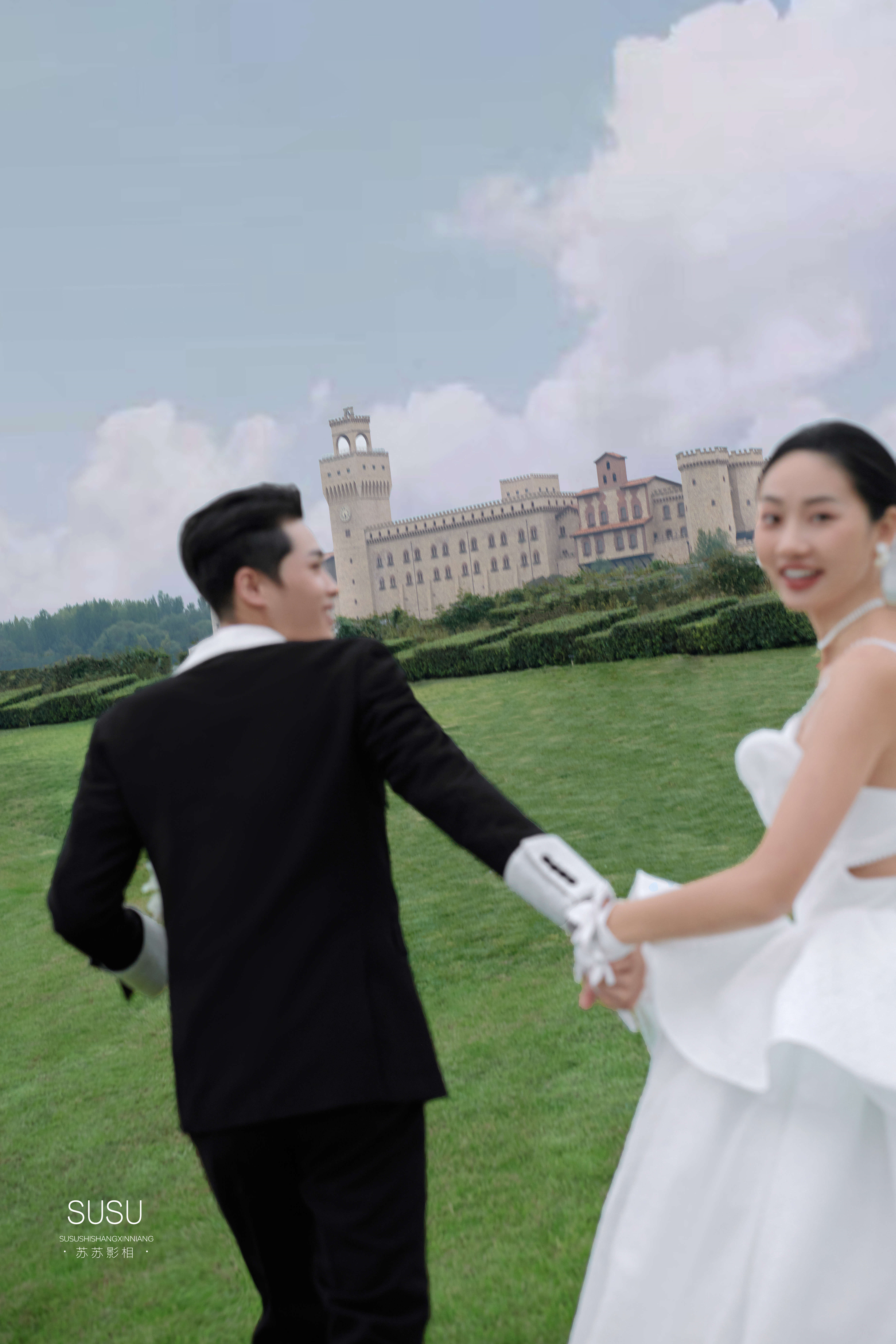 高级又耐看的室外草坪婚纱照