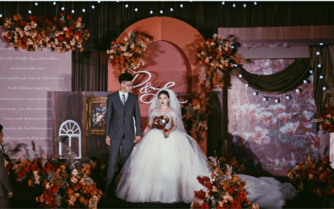 轻奢复古红风，撞色搭配的小众婚礼