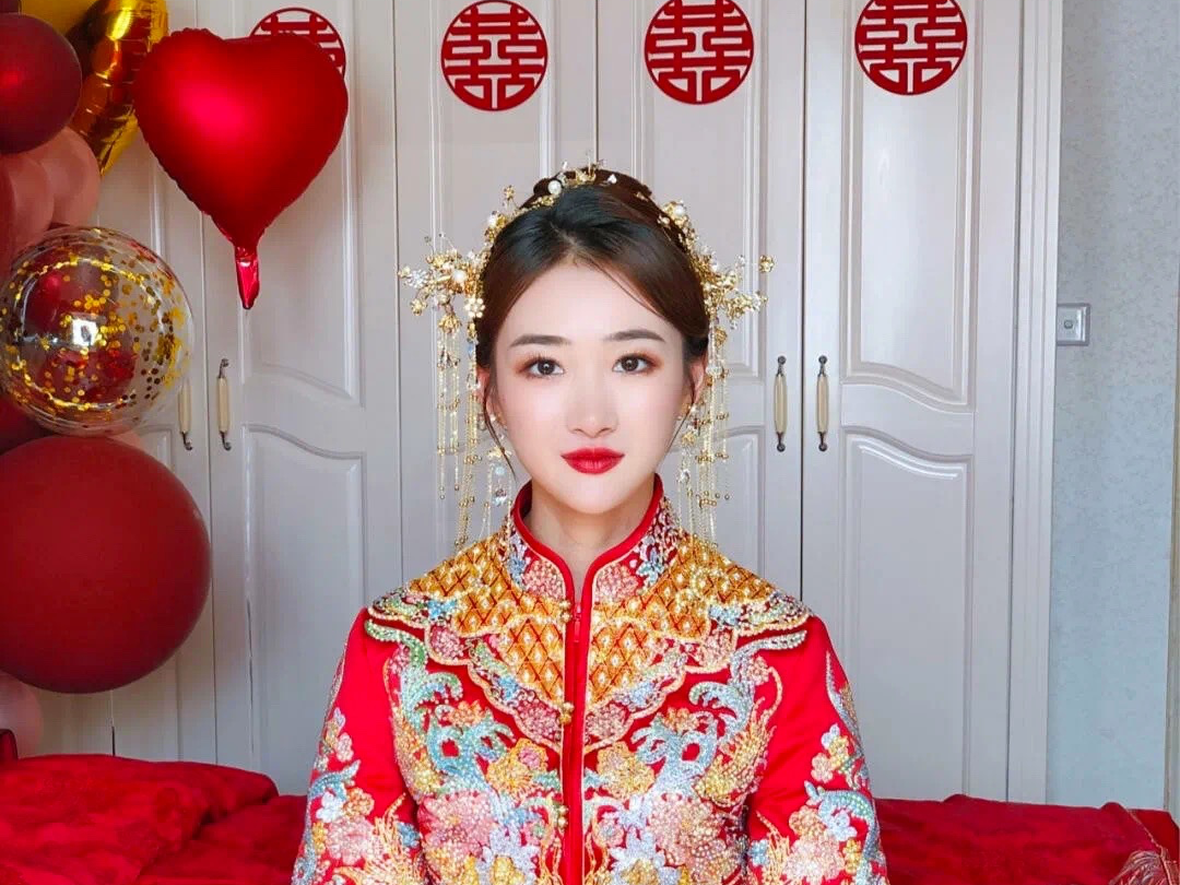 资深化妆师全程跟妆（赠送新娘甲）