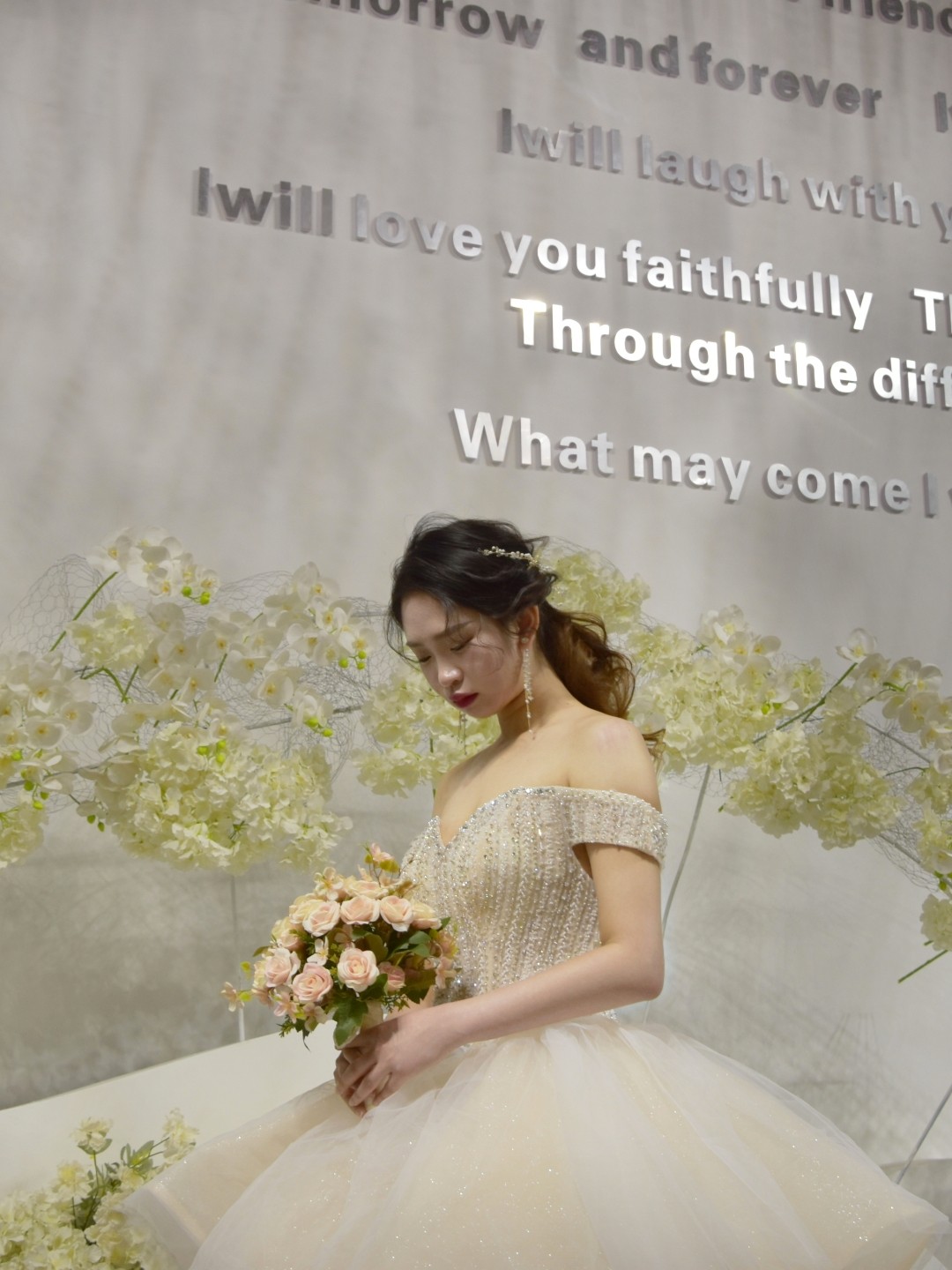 一字肩拖尾公主梦幻蛋糕裙