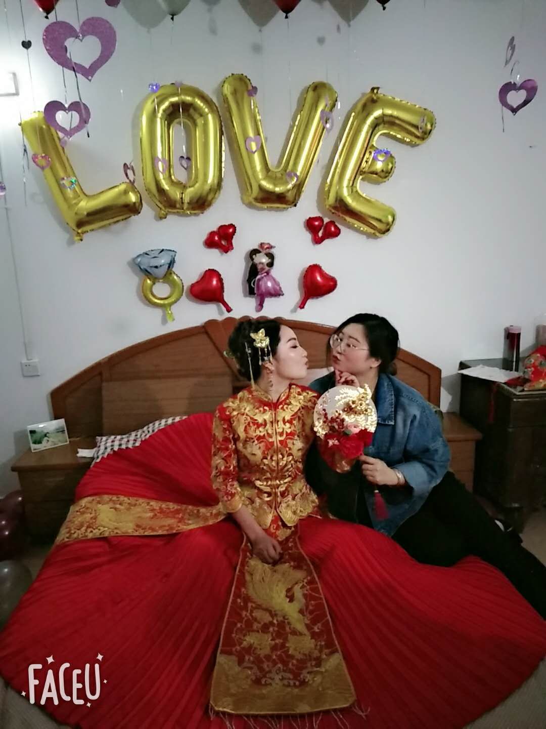幸福传递。秀禾服。霞披，秀禾扇，秀禾鞋。