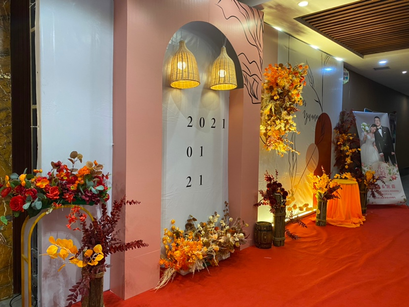 預(yù)算不高簡(jiǎn)約紅撞金色的風(fēng)格