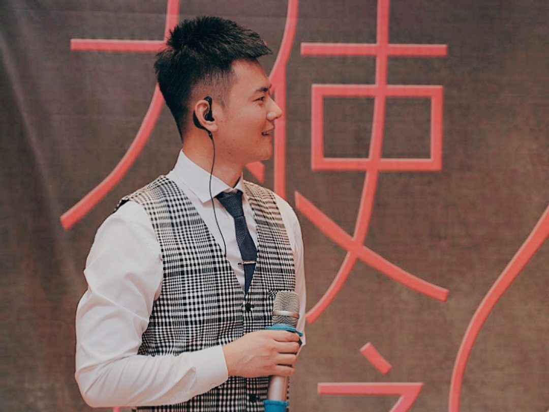 大气兼幽默的主持格，让你的现场与众不同