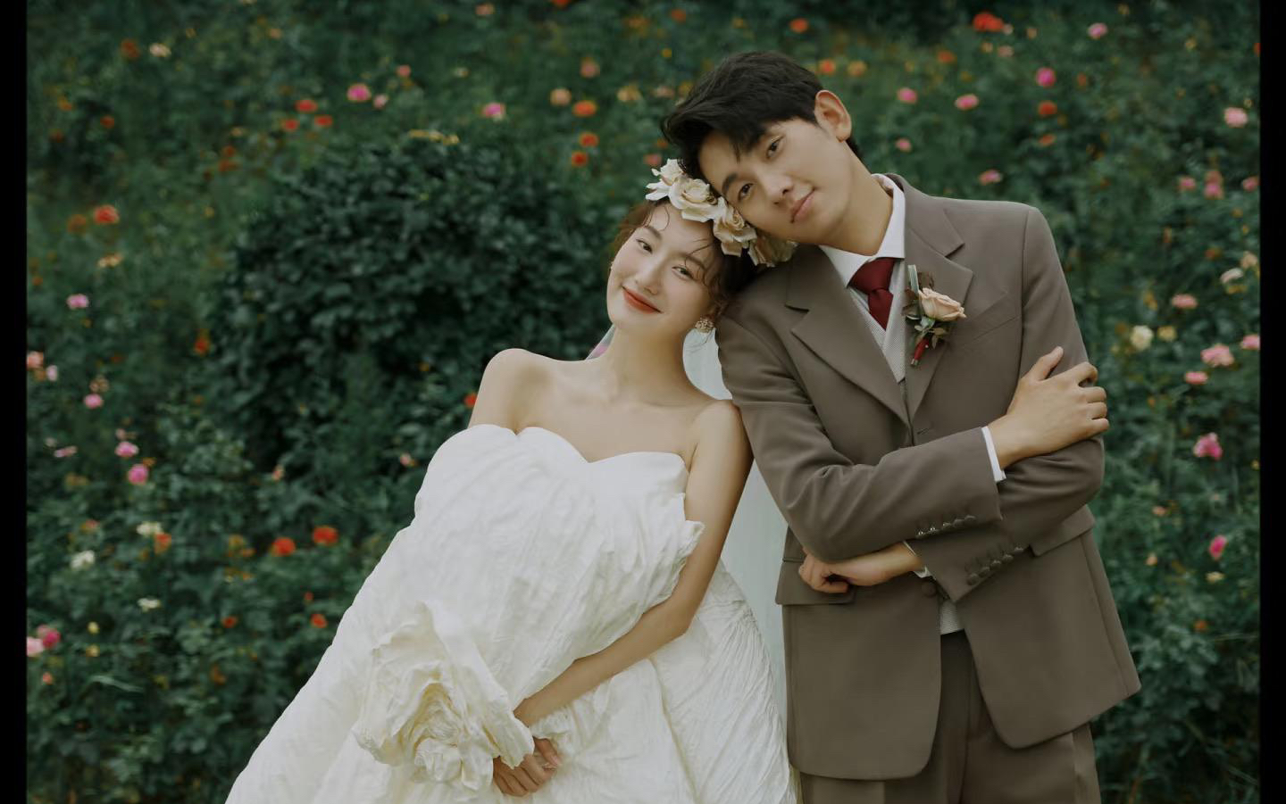 情緒紀(jì)實(shí)草坪婚紗照