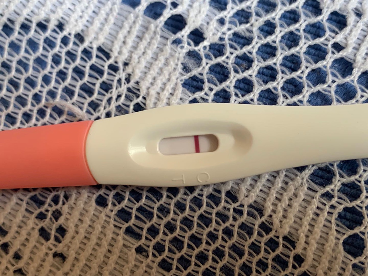 大姨妈推迟了一天测的 有一条特别浅的印记 是不是怀孕了