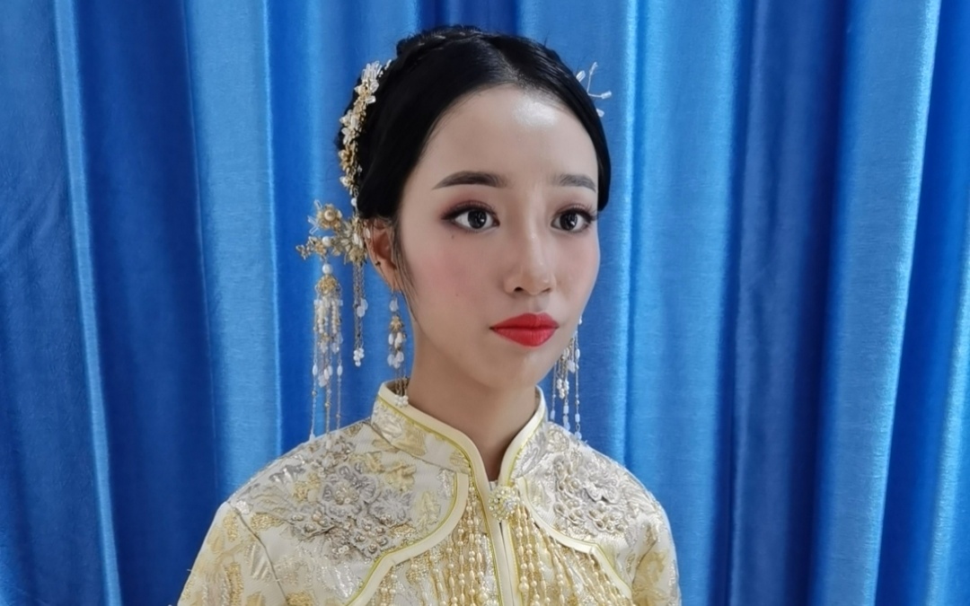 新中式 金色秀禾服 高端大气  新娘造型