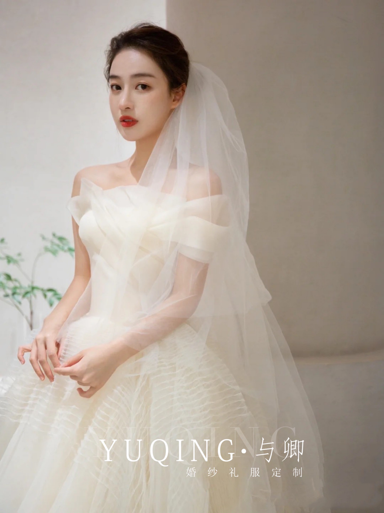 『与卿婚纱』气质主纱单肩拖尾