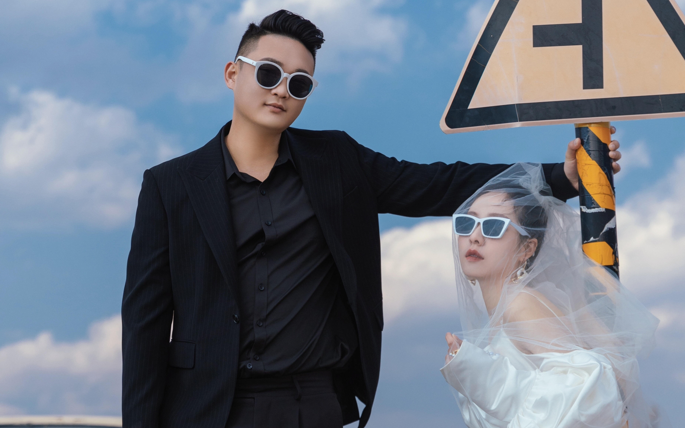 麗江公路上的浪漫騎行 我們的婚紗照超酷颯