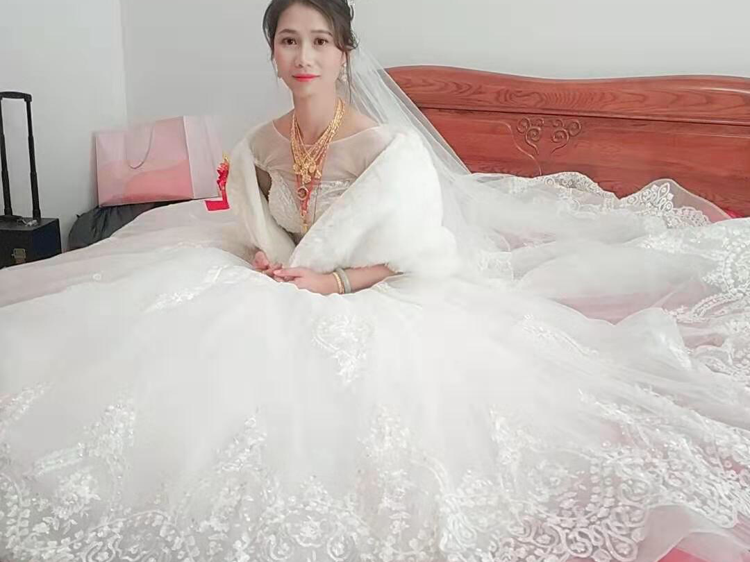 女皇全天跟妆婚纱礼服套餐
