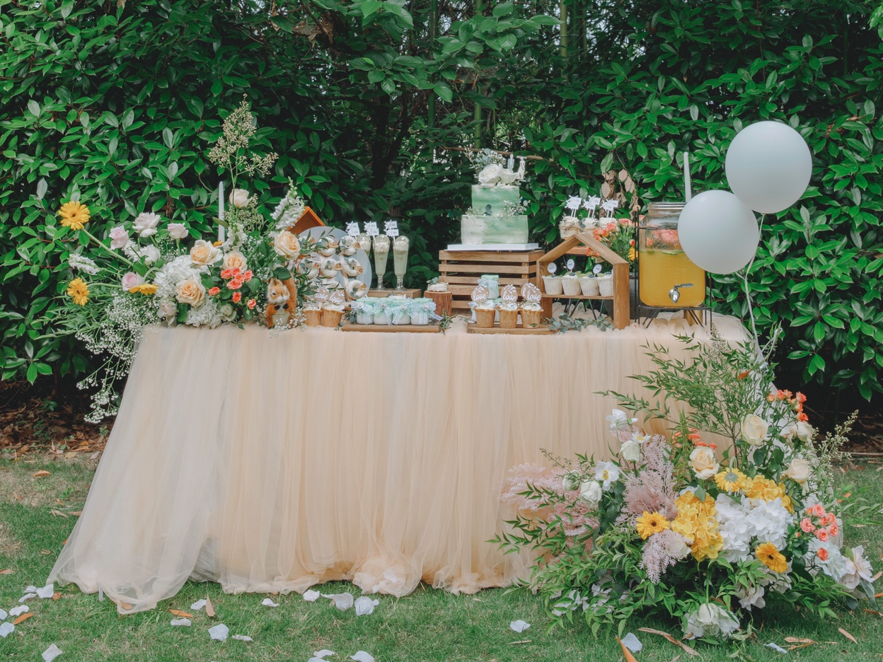 森系婚礼甜品台双层鲜花蛋糕