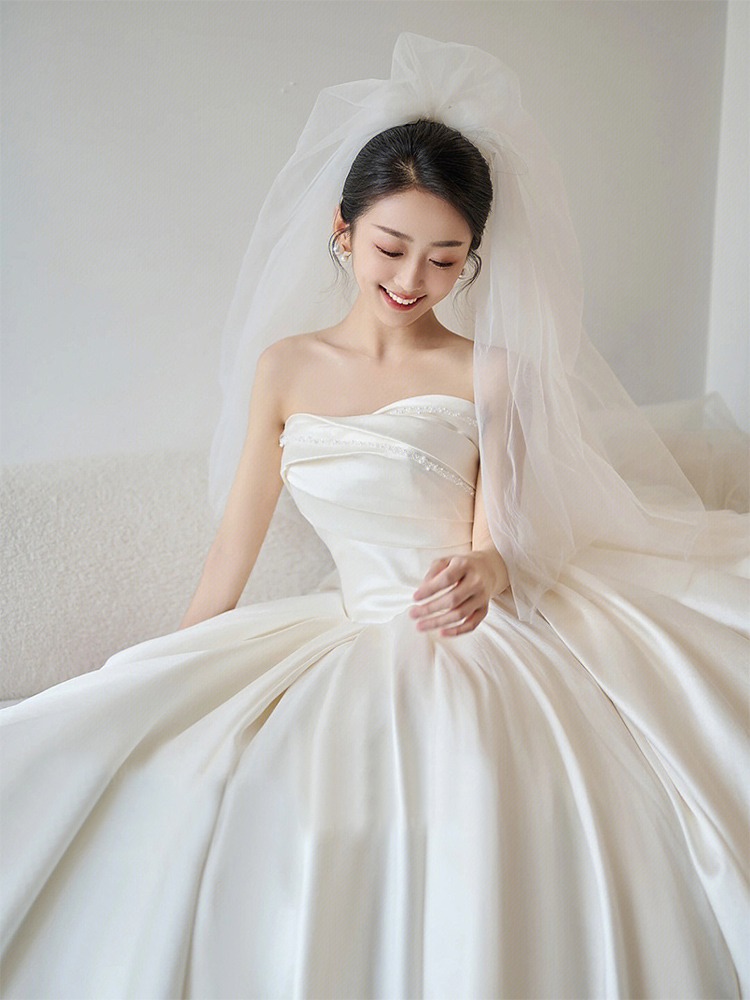 抹胸缎面轻主婚纱2023新款新娘高级质感法式复古礼服小个子出门纱