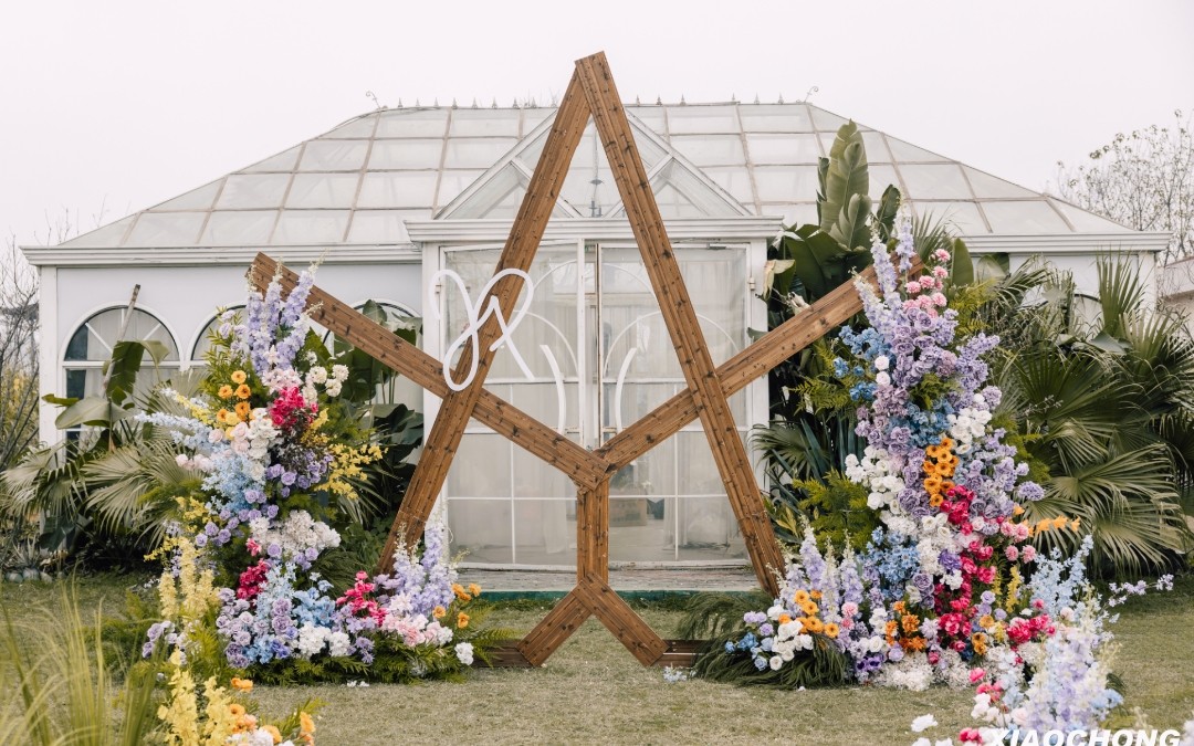 戶外草坪上的繽紛花卉