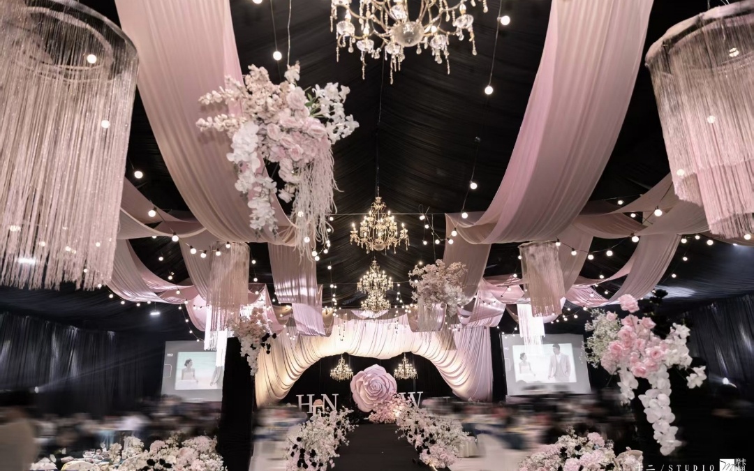 當(dāng)黑幕遇上柔粉，是永不凋零的浪漫