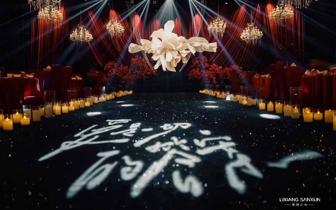 以红黑为主调的婚典，彰显深情与典雅