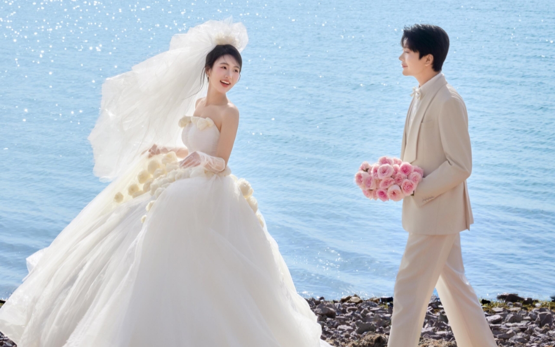 在湖光山色间，许下一生的承诺。