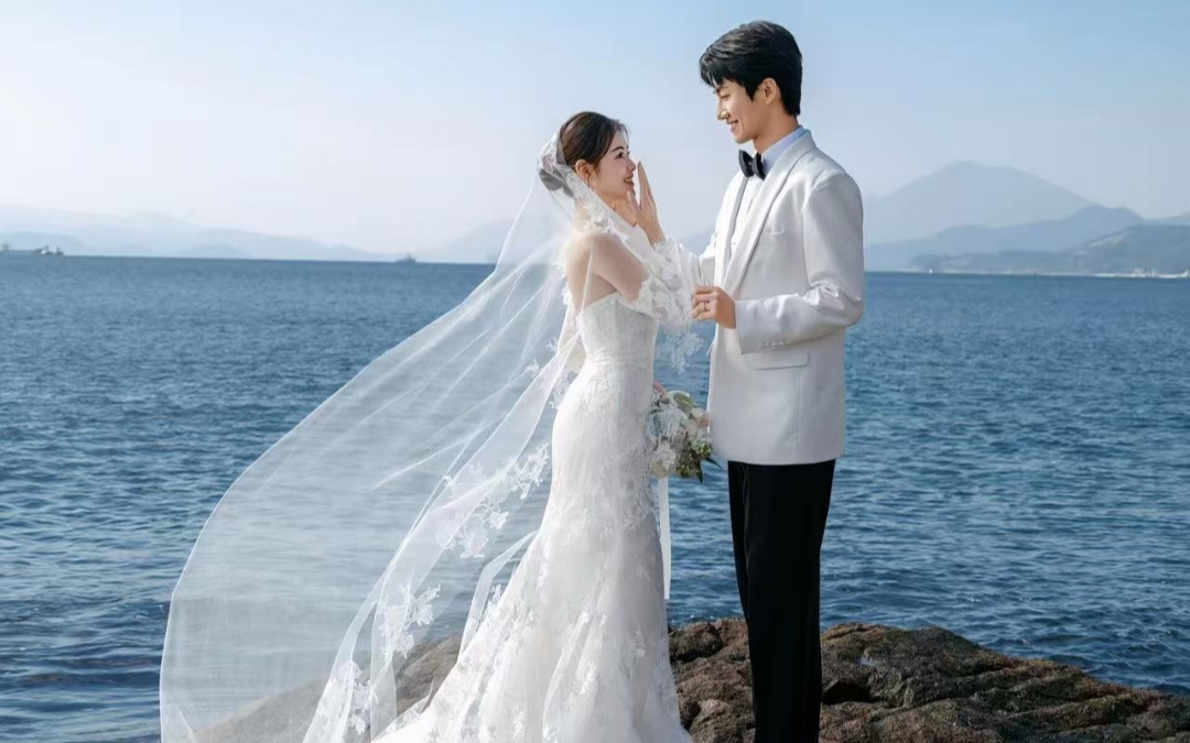这感觉谁懂啊❗这海景礁石婚纱照好有氛围感