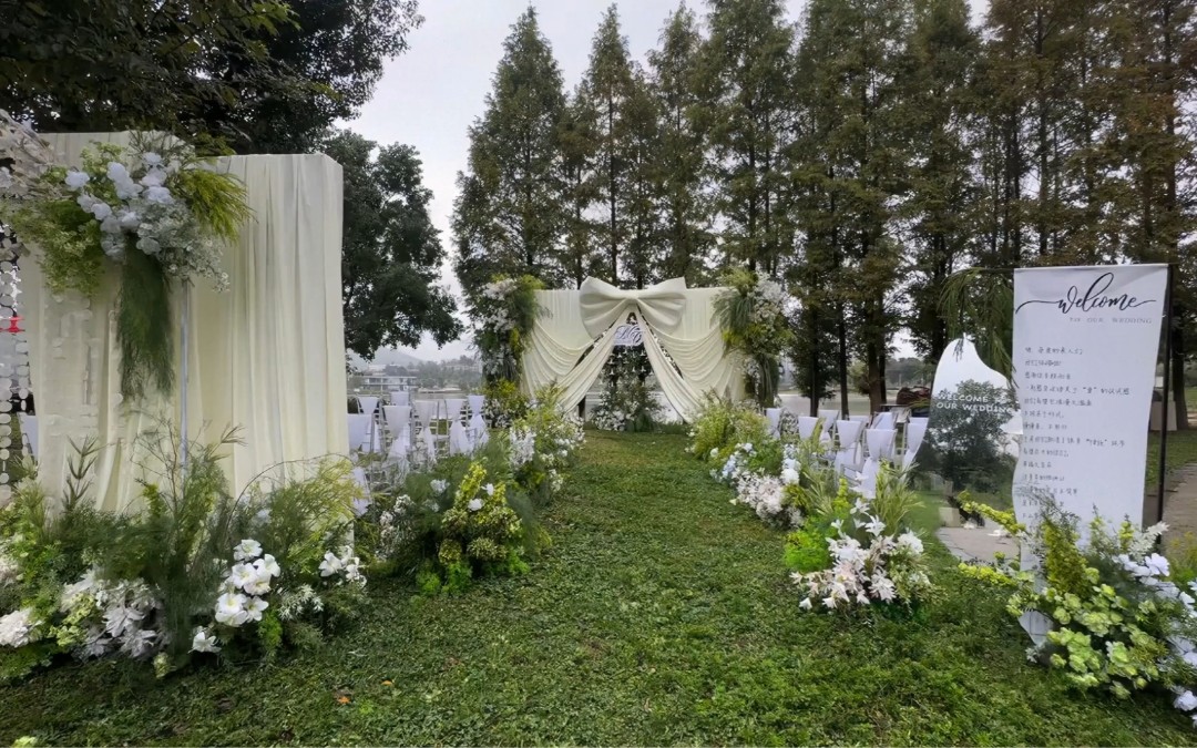 香檳色布幔蝴蝶結(jié)草坪婚禮