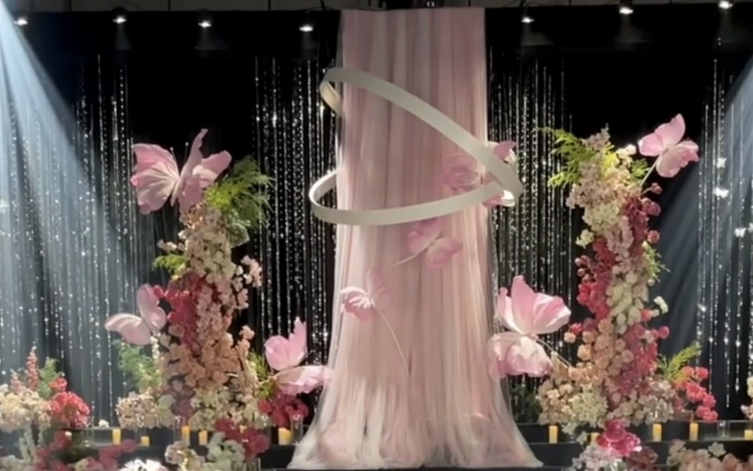 柔粉布幔流转，蝴蝶悄然飞起