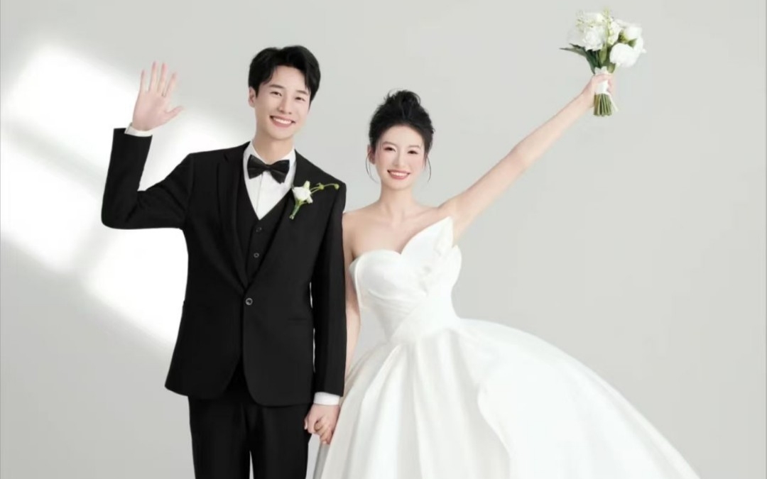 極簡唯美室內(nèi)婚紗照