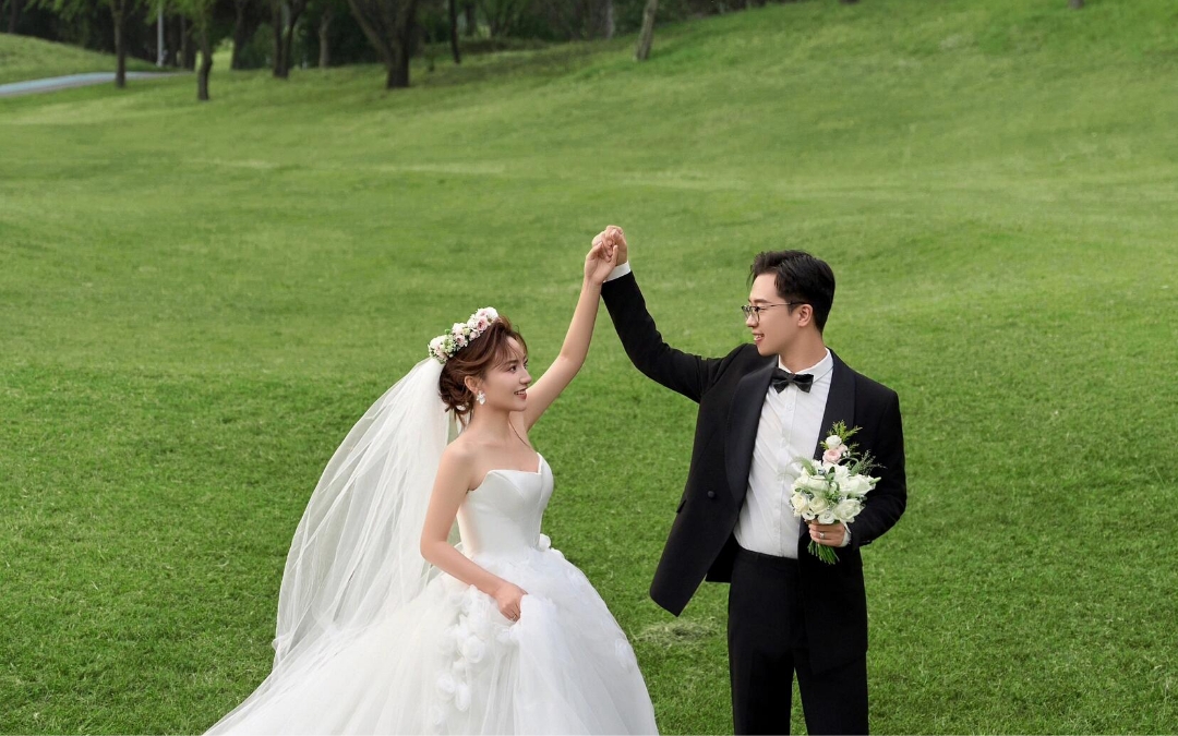 浪漫的草坪，洁白的婚纱，甜蜜的对视。