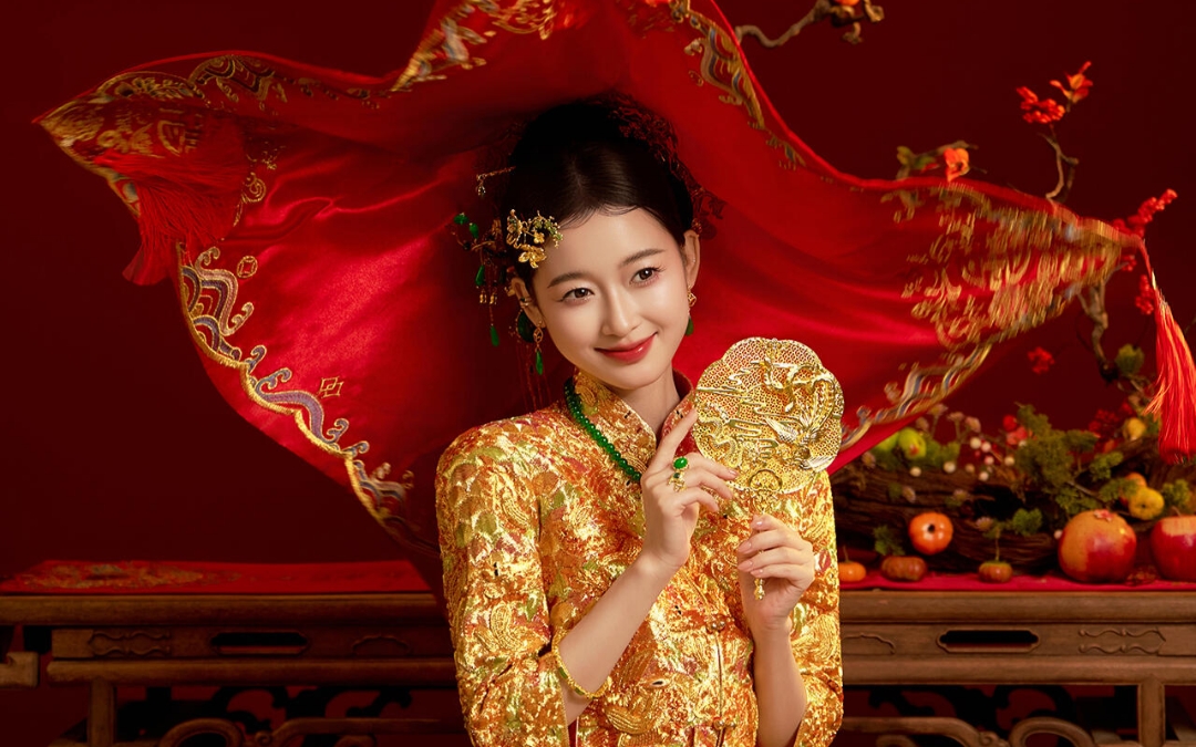 高贵奢华褂黄中式婚纱照的含金量，不用多说