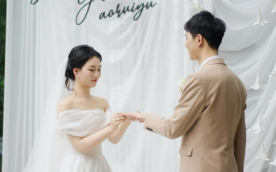 自然光影下的白色婚礼